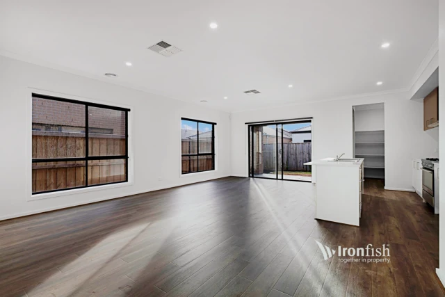 10 Lilypad Way, Rockbank 2