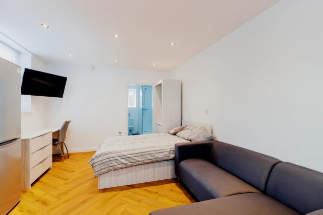 Hastings Street, LE11 5AX 2