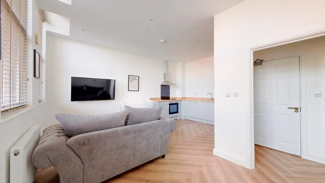 Flat 4, The Grove, NG7 1HA 1