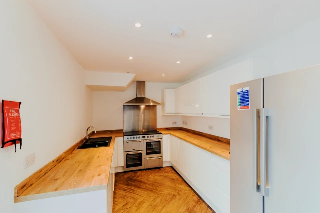 Holywell Drive, LE11 3JX 1