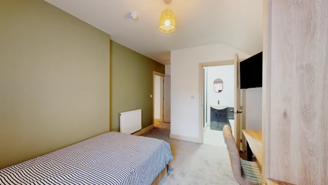 Flat 3, Forest Road, LE11 3NW 4
