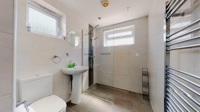 Broad Street, LE11 5AB 4