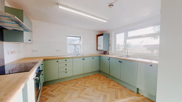 Park Lane, Bath, BA1 2XG 1