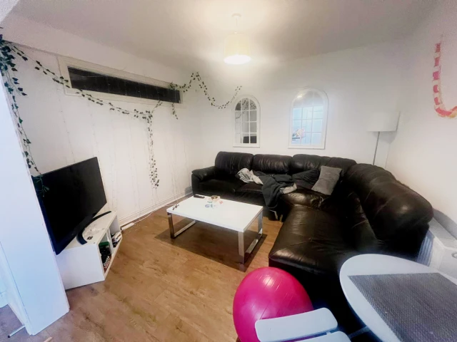 Ferndale Road, BS7 0RP 1