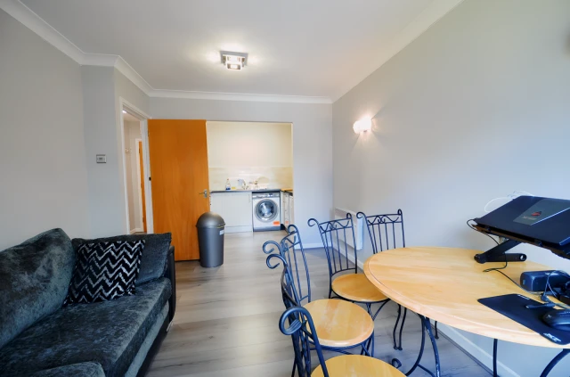 Entire Place·1B1B···Flat 21 King's Court, Bridge Street 2