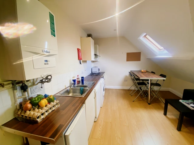 Flat 2, East Park Road, LE5 5HH 2