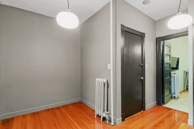 Brookline#469 - Brookline student accommodation - #469: Queen Bedroom C