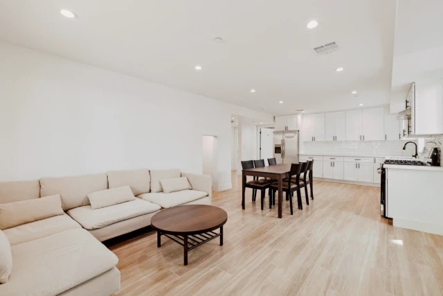1332 W 35th Pl 4