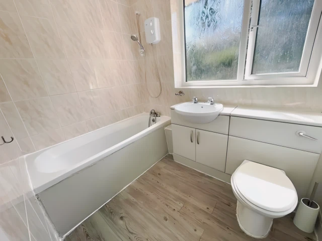 Newhall Crescent 24564# 4