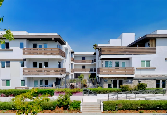 The Metropolitan at Larchmont Village