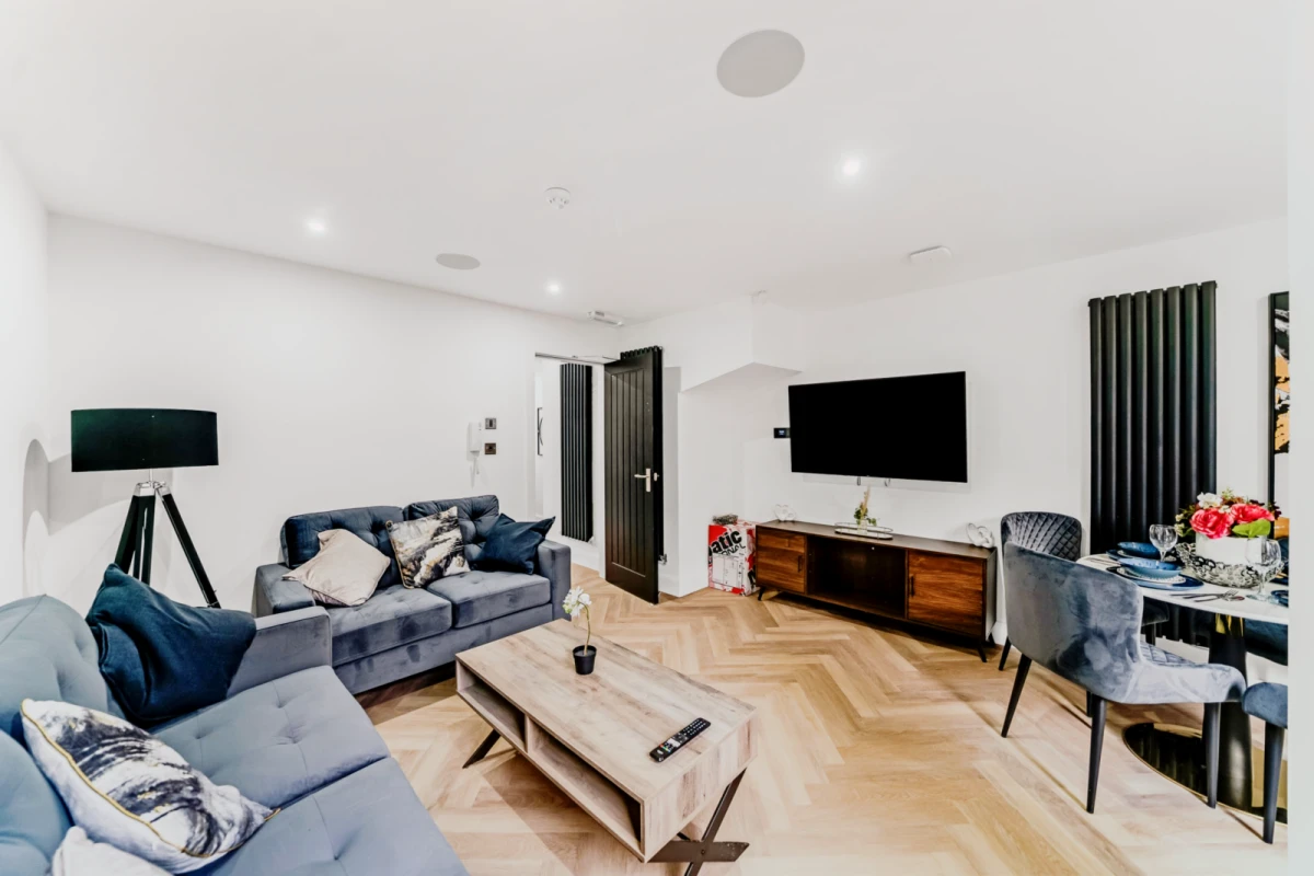 17 Albert Edward, L7 0