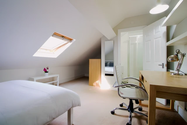 Room 6, 36 Derby Grove, NG7 1PF 2