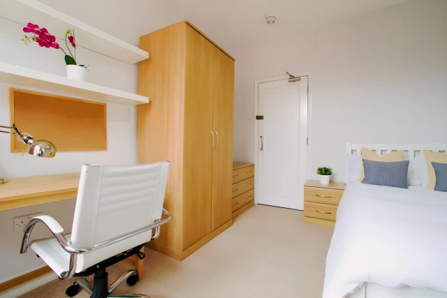 Room 4, Nottingham, NG7 1HE 2