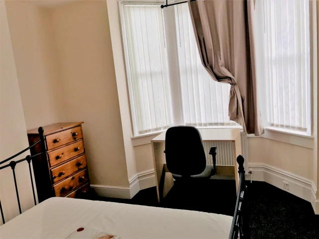 Ridgeway Terrace, LS6 2HU 4