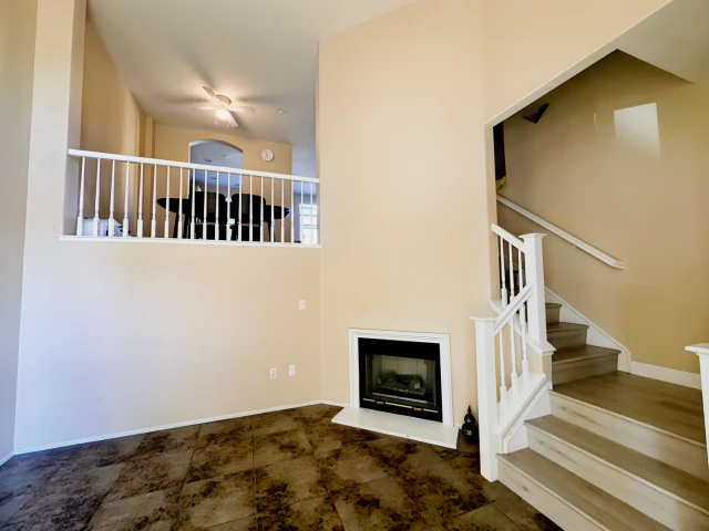 尔湾2b2.5b condo 带2车位车库和drive way