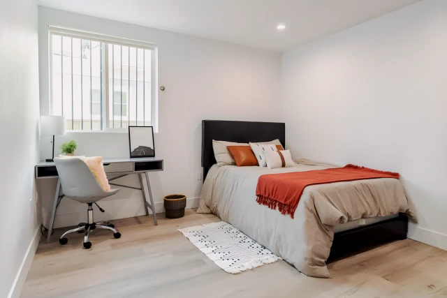 1353 1/2 W 37th St 1