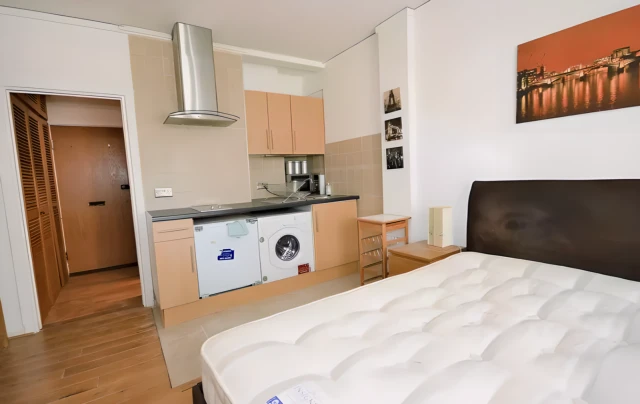 LH-Russell Court 4
