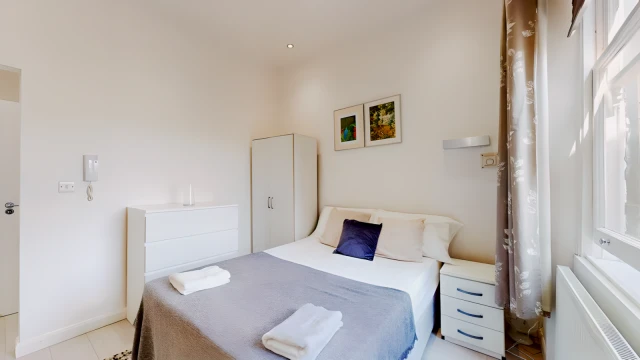 Hogarth Road 27454# 4