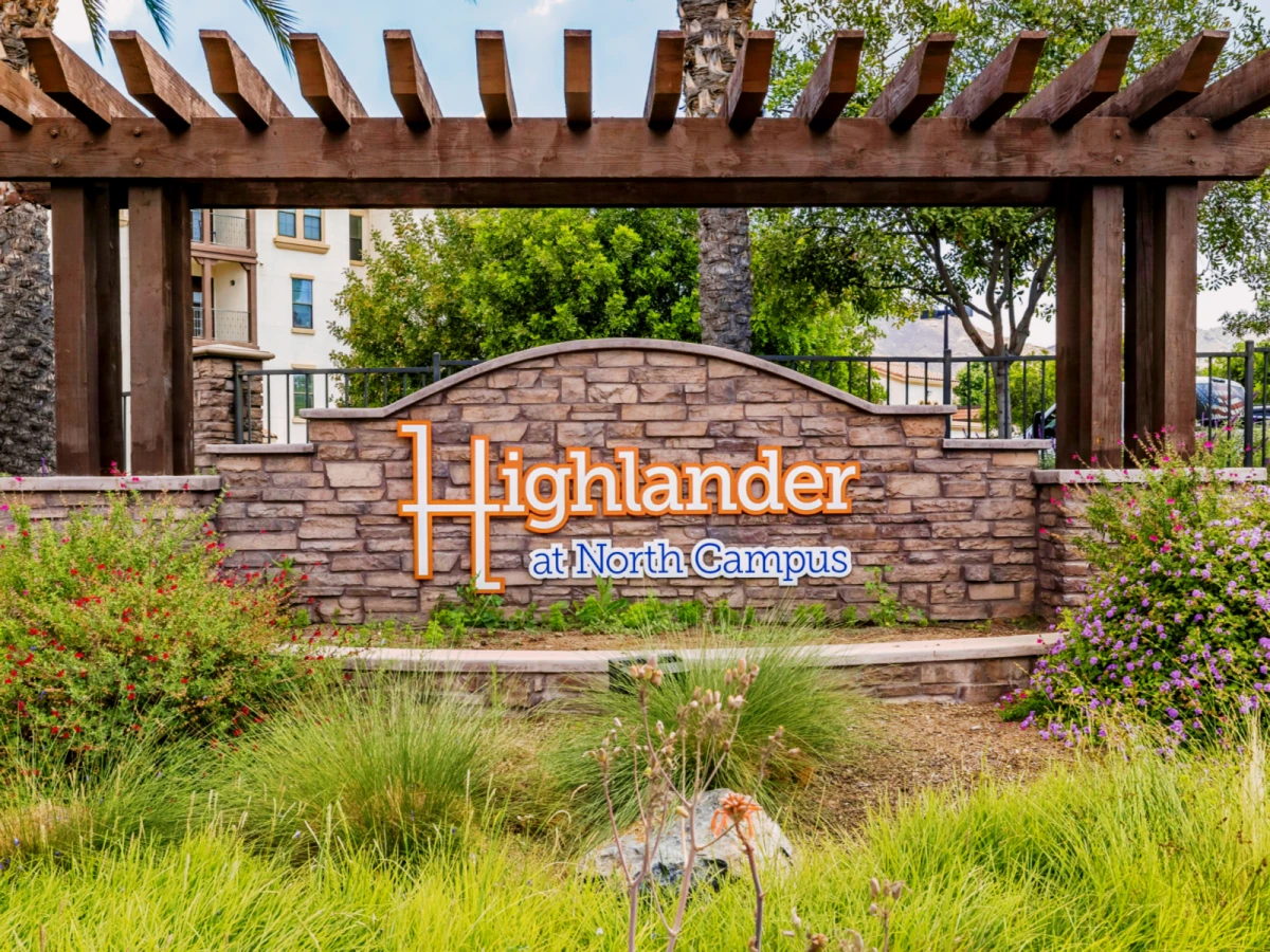 Highlander at North Campus Student Housing - chỗ ở sinh viên tại bờ sông