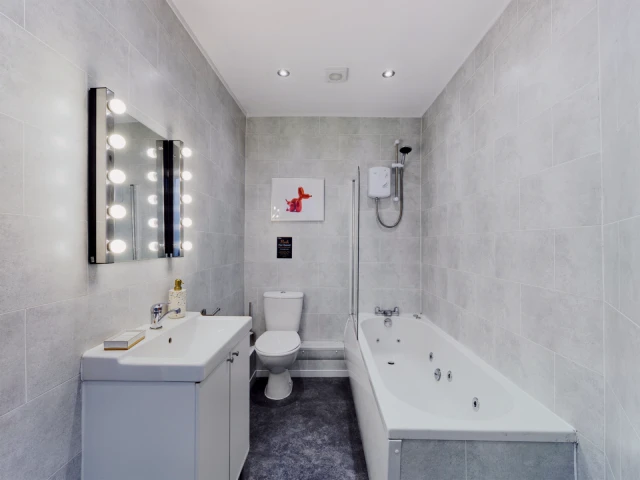 328 Upper Parliament Street 4