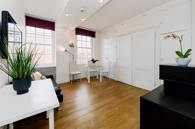 LH-Queens‘ Court 1