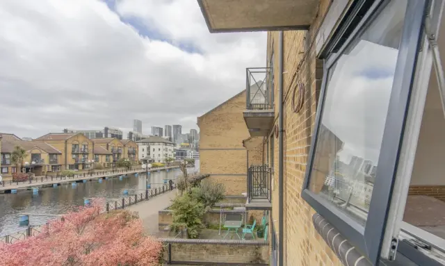 Falcon Way,  LONDON, E14 9UP 4