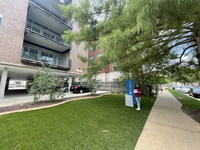 307 E Daniel St 3