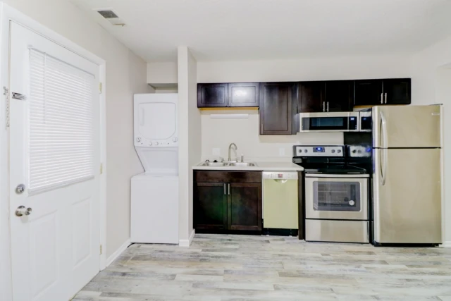 1506 Lincolnshire Dr., #4, Champaign, IL 61821 3