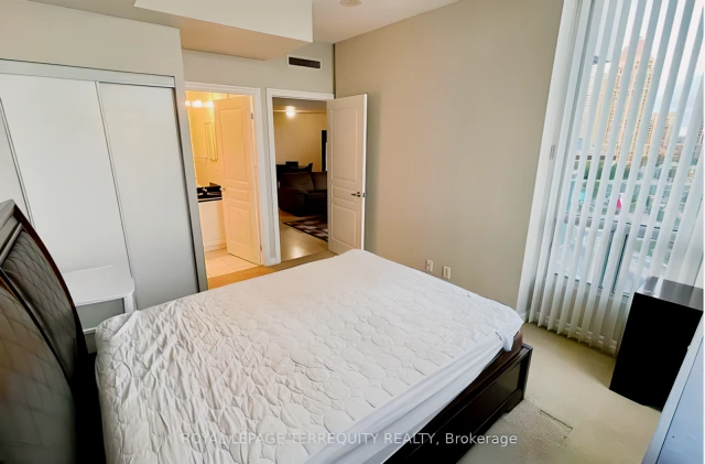 Entire Place·2B2B···220 Burnhamthorpe Rd W