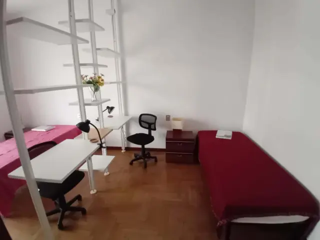 2 camere singole. 1 camera doppia. Appartamento in ristrutturazione, seguiranno ulteriori foto. 1
