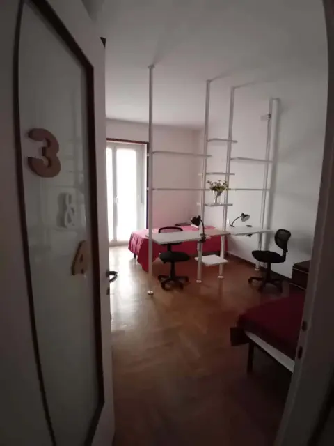 2 camere singole. 1 camera doppia. Appartamento in ristrutturazione, seguiranno ulteriori foto. 2