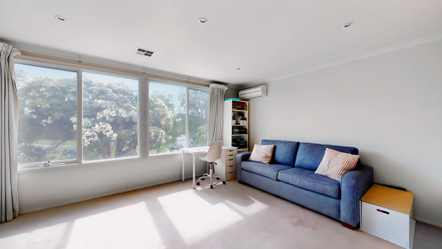 2/5 Burgess Street, Hawthorn 4