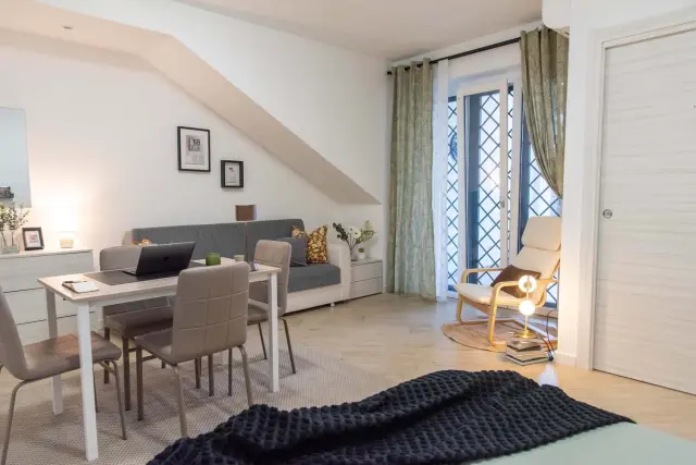 STUDIO APARTMENT (up to 4 same price) with LIVING AREA, PATIO and PRIVATE GARDEN, 15 min to ROME-DOWNTOWN #R2