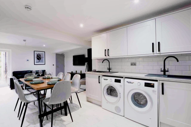 98 Yarborough Road LN1 &#8211; 21+ only 1