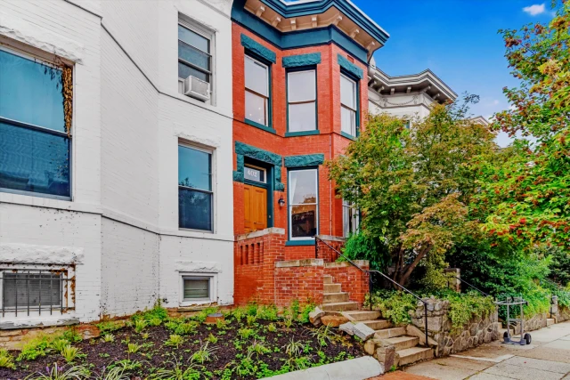 Student Semester Housing in D.C - Primary Bedroom