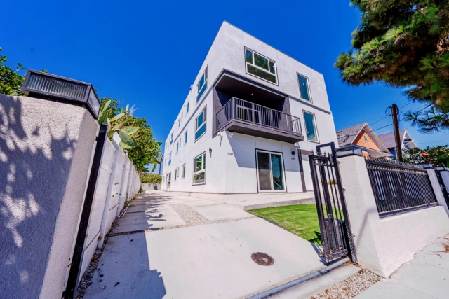 1595 W 35th Pl