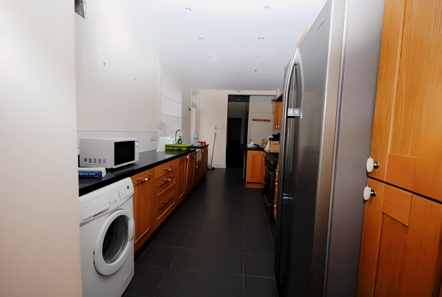 Park Road, LE11 2HH 3