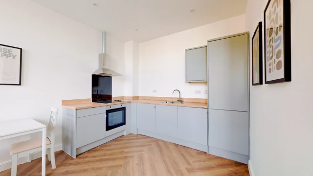 Flat 4, The Grove, NG7 1HA 2
