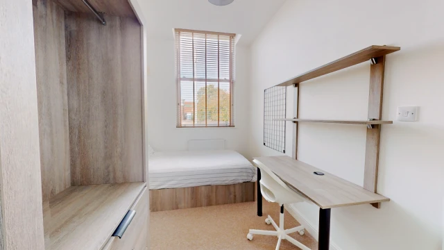 Flat 4, The Grove, NG7 1HA 3