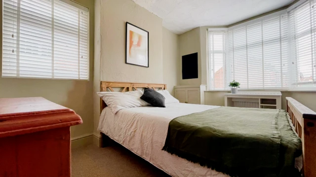 Browns Lane, LE11 3HE 4