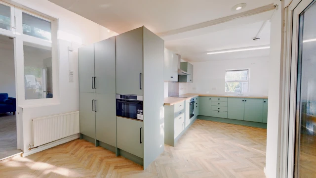 Park Lane, Bath, BA1 2XG 3