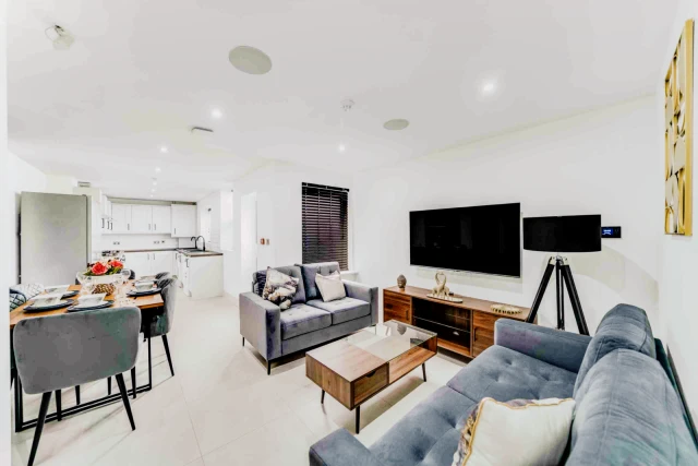 24 Empress Road L7 3
