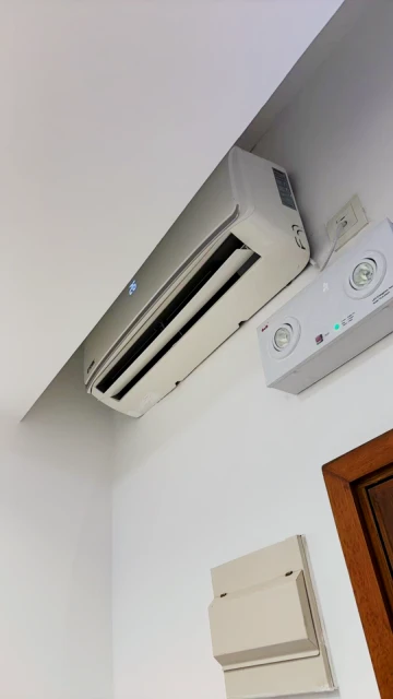 凯旋工商大厦2期，位置在九龙城区何文田和黄埔之间，步行到地铁站5分钟路程，附近有公园，离大海（星光大道）很近，有24小时保安值班，安全，安静，起租期可议。 4