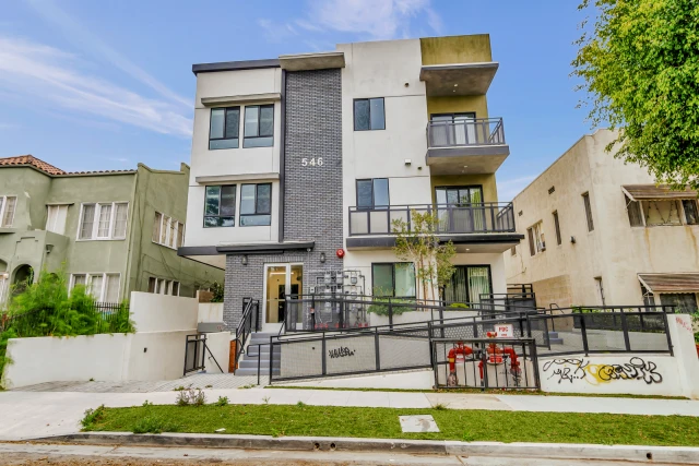 546 N Harvard Blvd 3