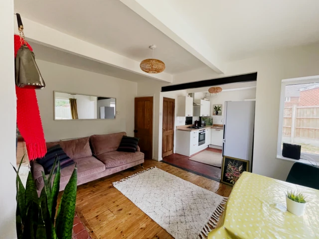 Shelthorpe Road, LE11 2PB 2