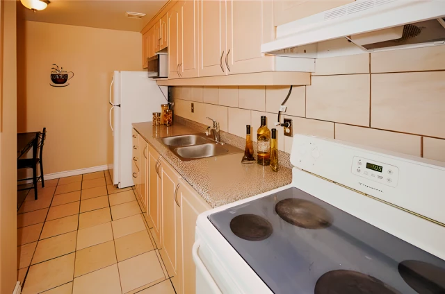 Walking distance to U of T&Centennial college 3
