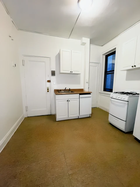 500 West 48th Street 3