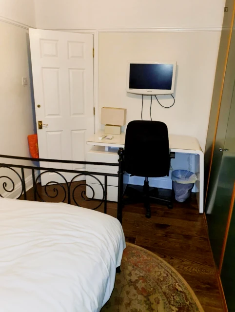 Comfy double bedroom in Harrow - Bedroom 1 1