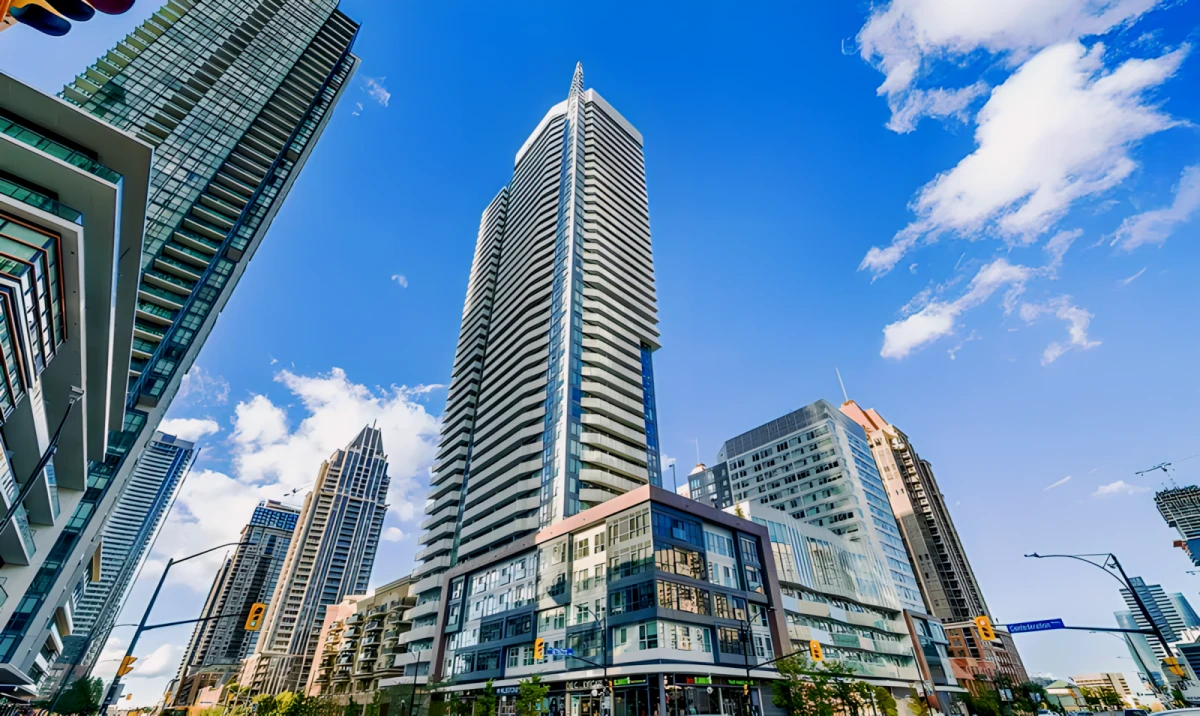 Wesley Tower at Daniels City Centre Condos - 미시사가 학생 숙소