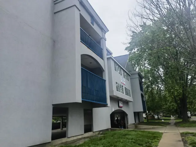 402 N Gregory Street, Urbana, IL 61820 1